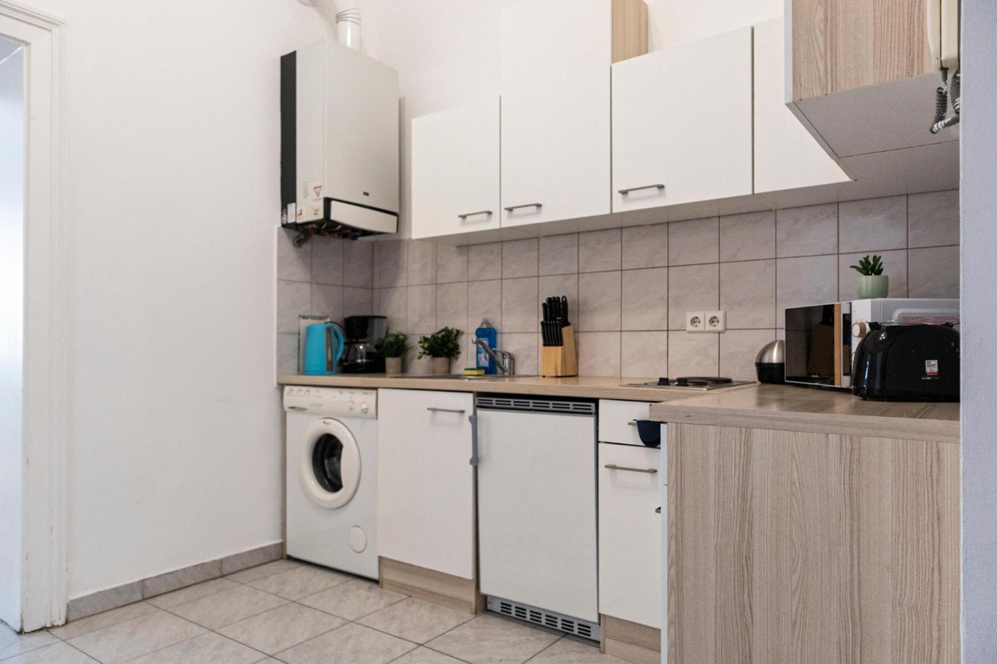 Prime Location & Peaceful Shared 2 Bedroom Apt With Backyard Vienna Exterior photo